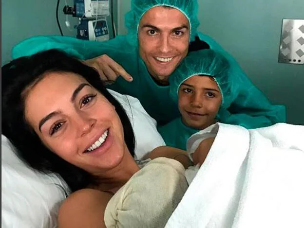 Cristiano y Cristiano Jr. posan con Gerogina y la recién nacida./Instagram
