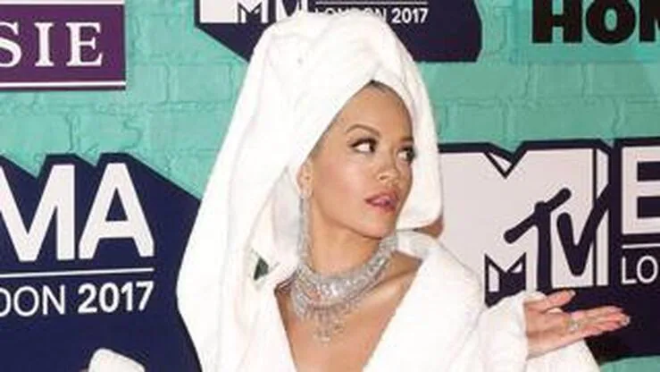 Rita Ora deslumbra con un albornoz de Palomo Spain en los MTV EMA's