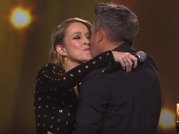 Alejandro Sanz sorprende al piano a Silvia Abascal, en Los 40 Music Awards