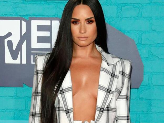 Demi Lovato se une al club de 'las sin camisa'