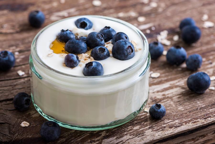 Alimentos contra el estrés y la ansiedad: arándanos y yogur