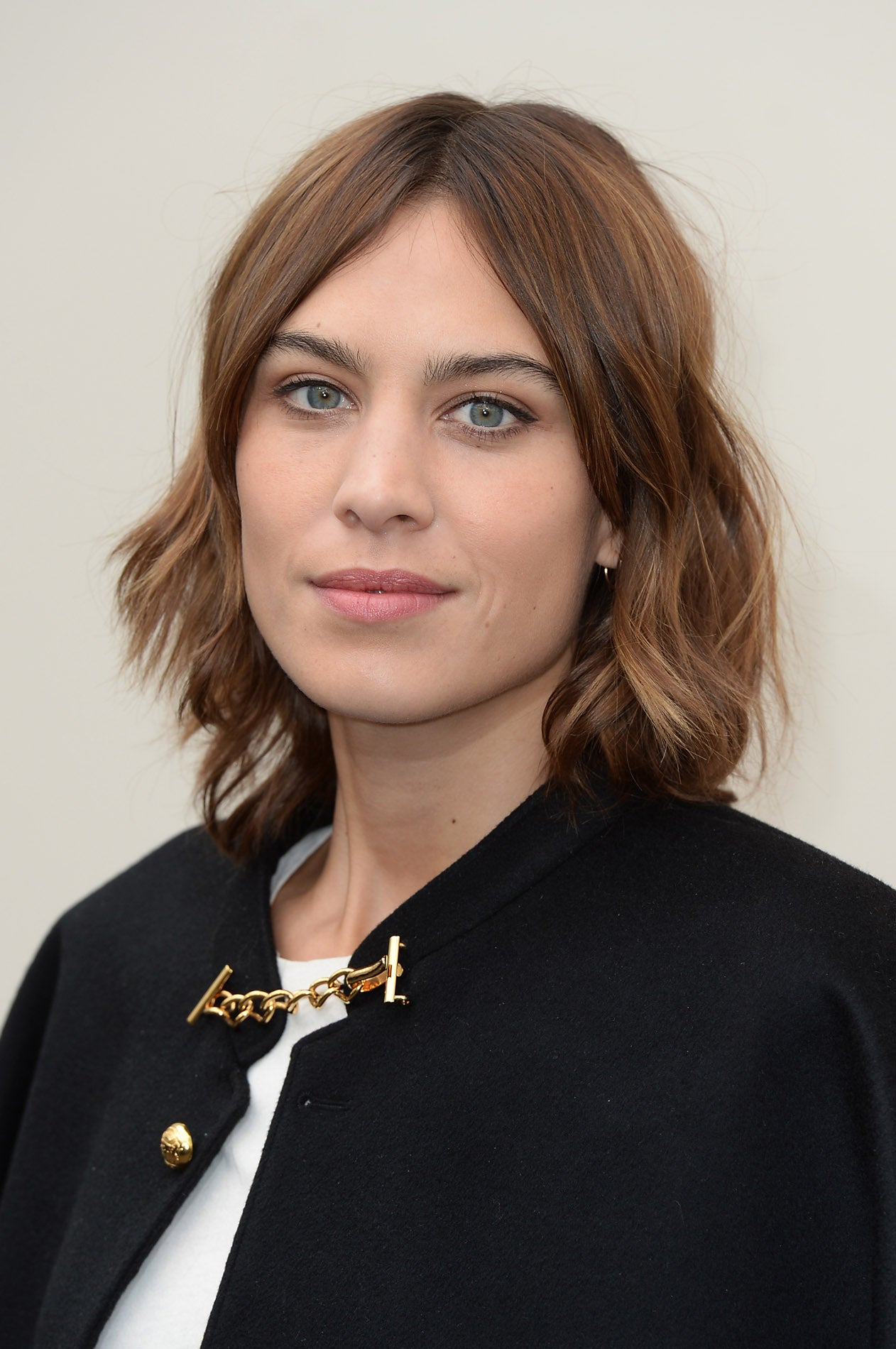 Alexa Chung con raya en el medio