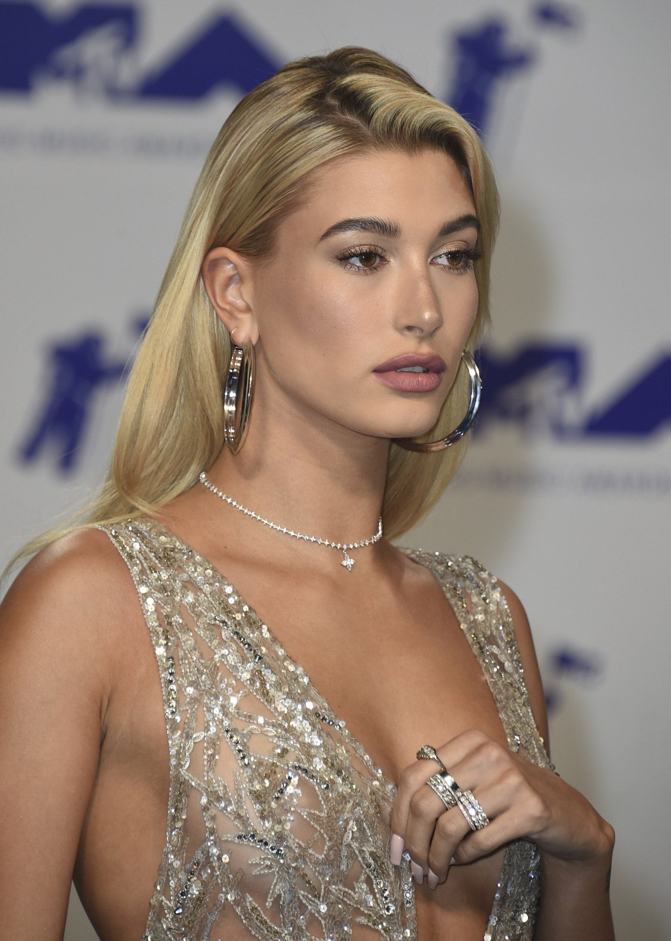 Hailey Baldwin con raya a un lado