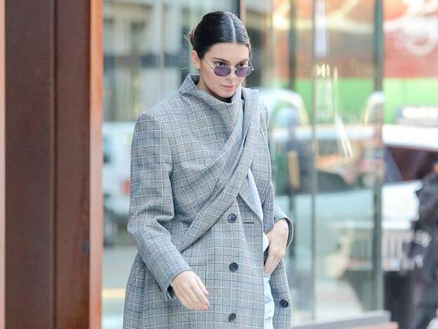 Kendall Jenner puede dejar de ser una it girl por este (horroroso) look