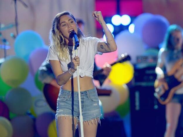 Miley Cyrus celebra su cumpleaños y ¿embarazo?