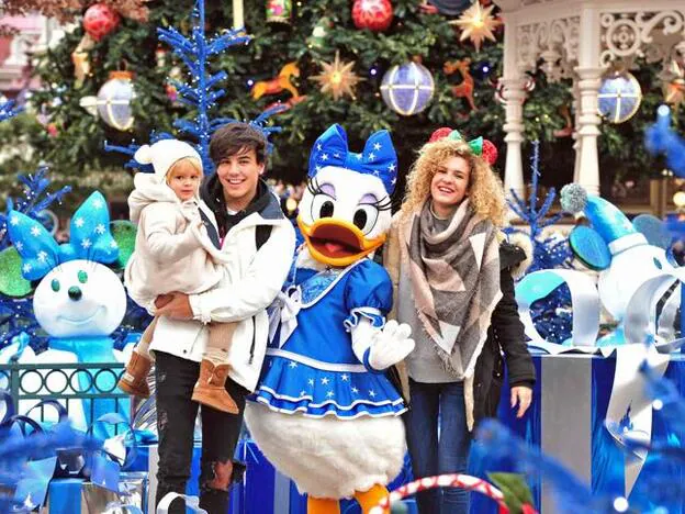Óscar, Sheila y Daniel posan con Daisy en Disneyland París./disney.