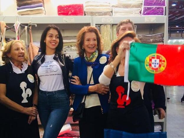 Georgina, de compras solidarias en el rastrillo Nuevo Futuro