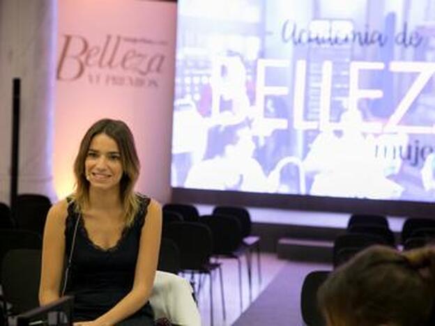 La presentadora Flora González habló sobre belleza en las redes sociales y cómo salir más favorecida en las fotos de Instagram.