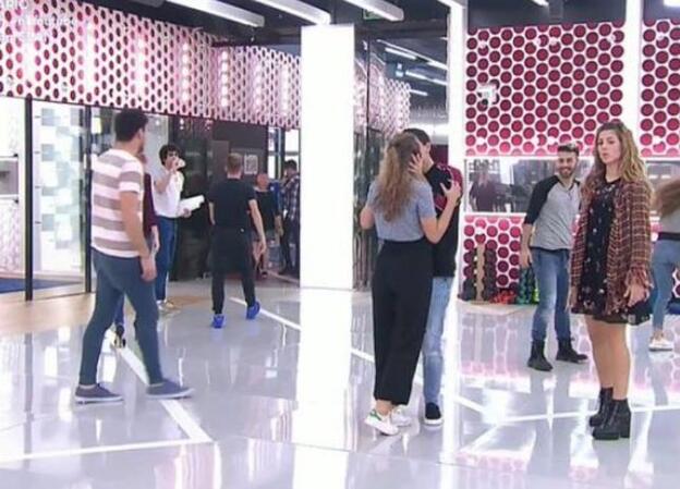 El beso entre Alfred y Amaia en su clase de interpretación.