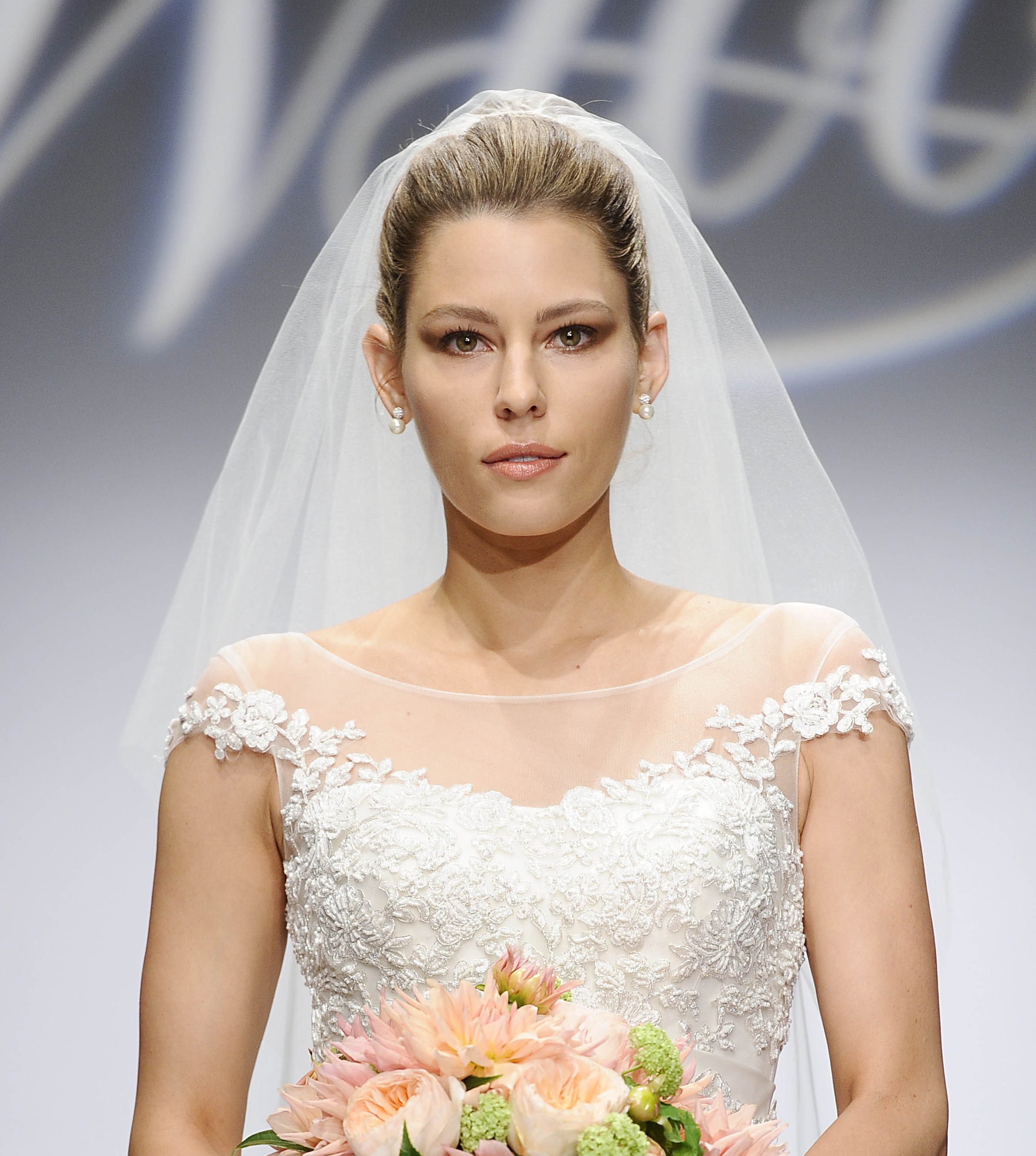 16 peinados de novia para Meghan Markle