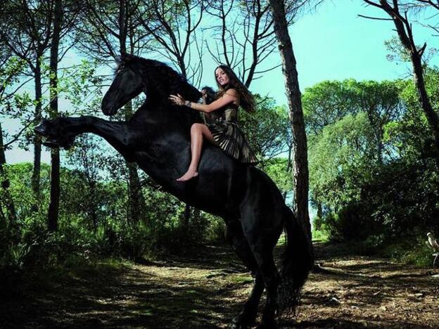 La modelo malena Costa en la sesión de fotos para la firma Chocrón Joyeros./instagram