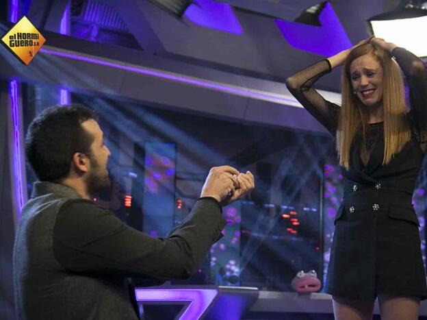 El novio de María Castro le pide matrimonio en 'El Hormiguero'