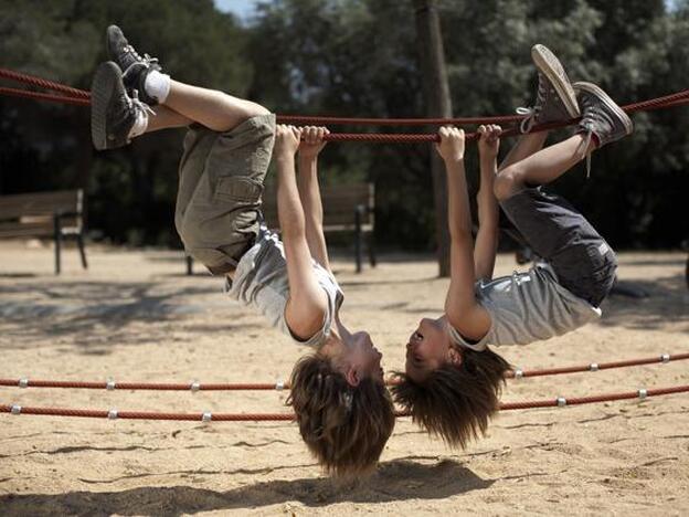 Niños que juegan, niños felices