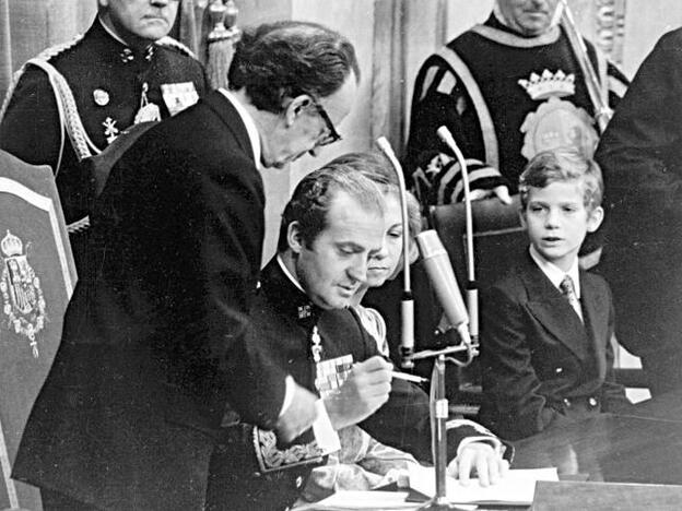Don Juan Carlos sancionando la Constitución en 1978, junto a la Reina Sofía y a su hijo Felipe.