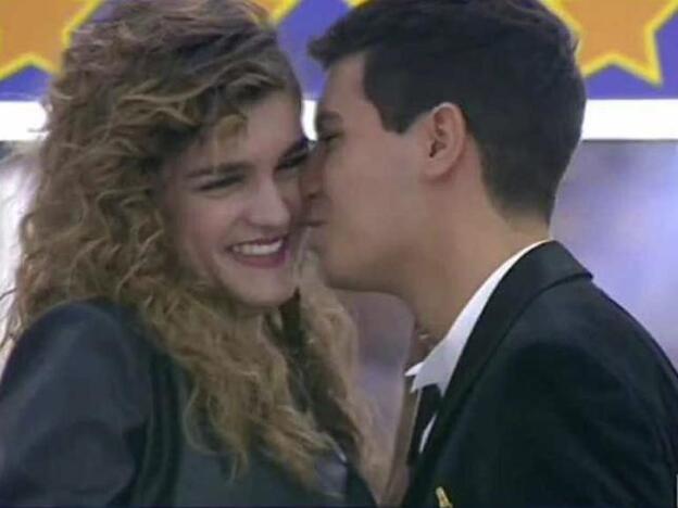 Amaia ('OT 2017') le hace la cobra a Alfred al ritmo de 'Escondidos'