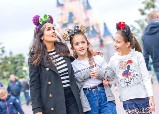Salma Hayek da la bienvenida a la Navidad en Disneyland
