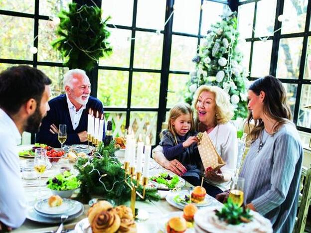 Una cena familiar en Navidad./GETTY