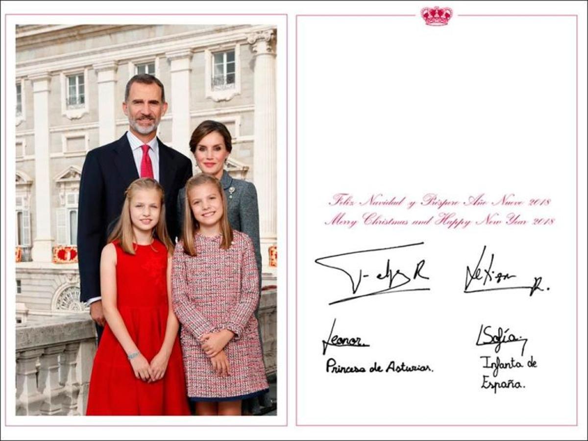 Felicitación de Navidad en 2017: Frente al Palacio Real.