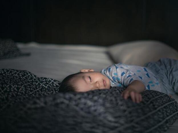 Mi hijo tiene miedo a la oscuridad: 8 consejos para ayudarle a dormir