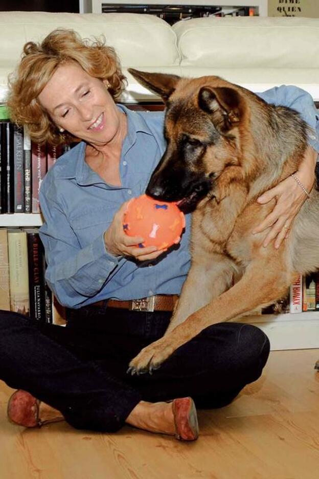 Julia Navarro posa con su perro, Argos, en su casa./d.r.