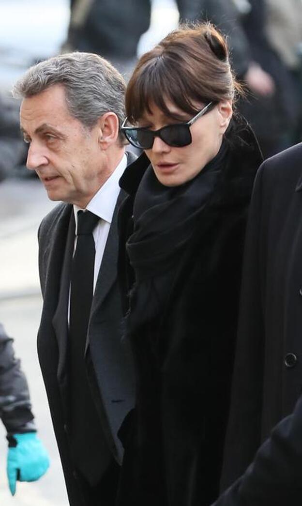 Nicolás Sarkozy en el funderal de su madre, junto a su mujer Carla Bruni./gtres