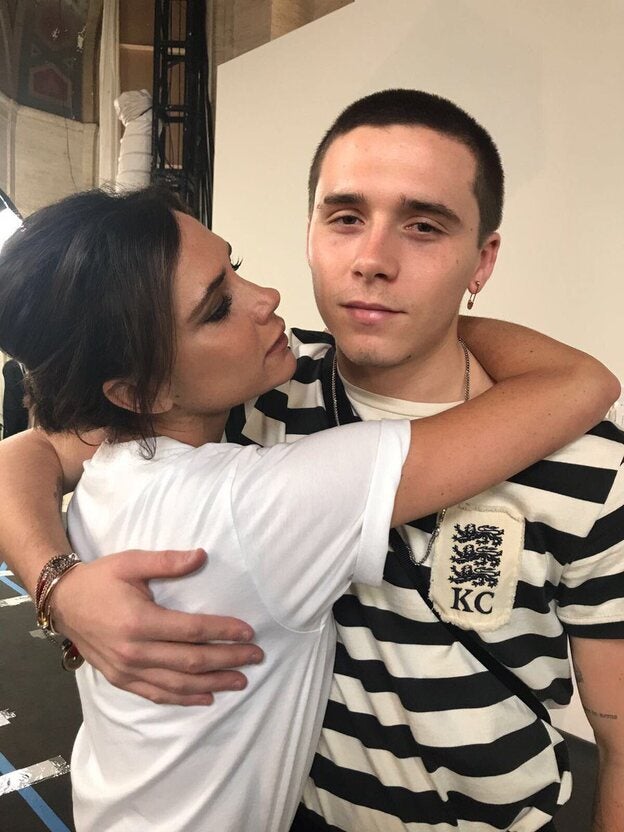 Victoria Beckham bromea sobre el corte de pelo de Brooklyn en Instagram