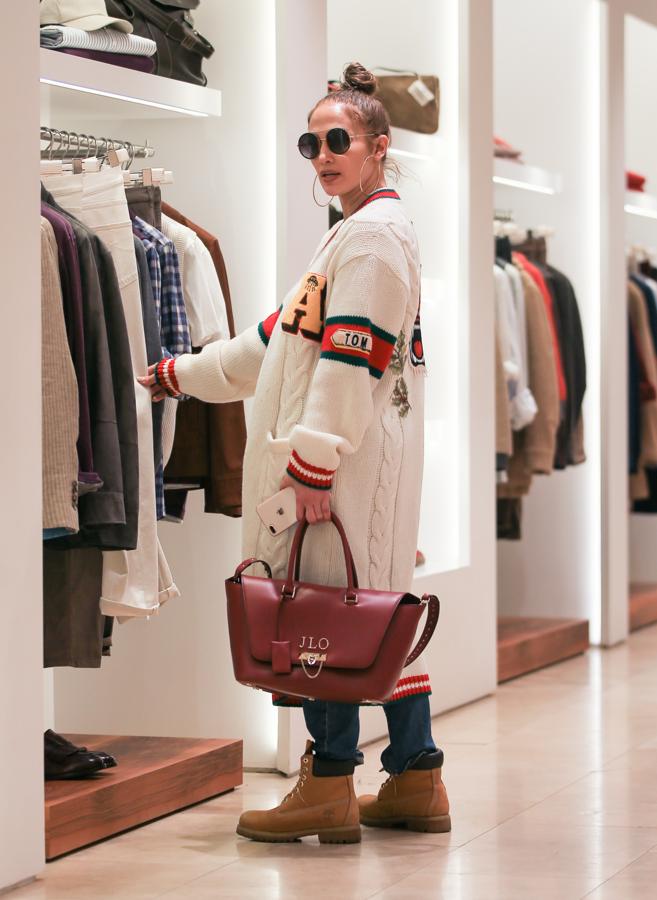 Copia el look de Jennifer Lopez con cuatro básicos