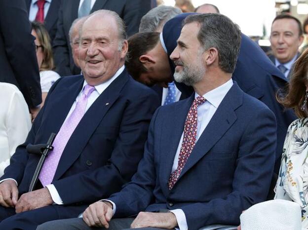 El actual Rey Felipe y su padre don Juan Carlos durante una presentación de un acto del informe Cotec en el Estadio de Vicente Calderón.