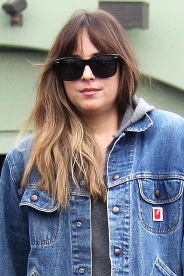 Dakota Johnson con melena grunge.