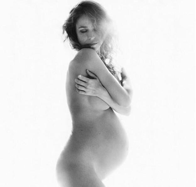 Silvia Abascal presume de embarazo con una fotografía desnuda