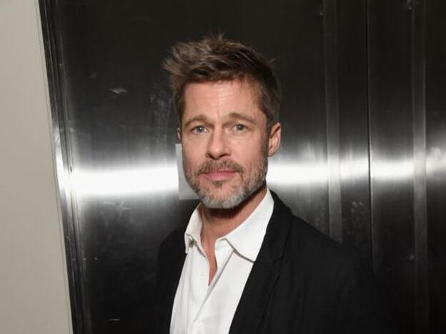 Brad Pitt pujó por una cena con Emilia Clarke... y perdió