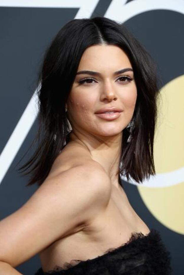 Kendall Jenner con unos labios muy voluminosos en los Globos de Oro 2018.