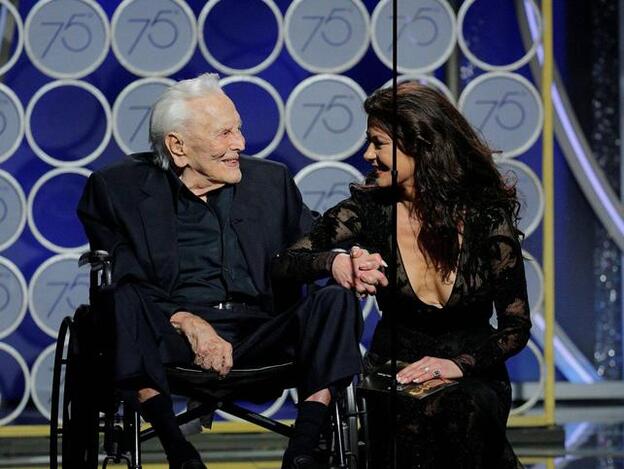 Globos de Oro 2018: Kirk Douglas reaparece s obre un escenario a sus 101 años