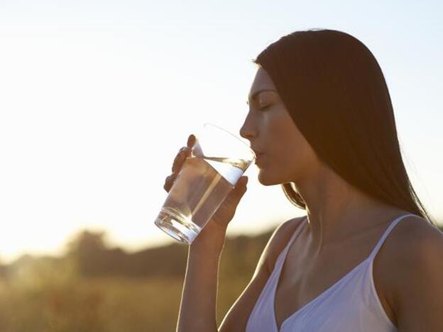 Beber agua sin tratar, la última tendencia saludable que triunfa en Estados Unidos
