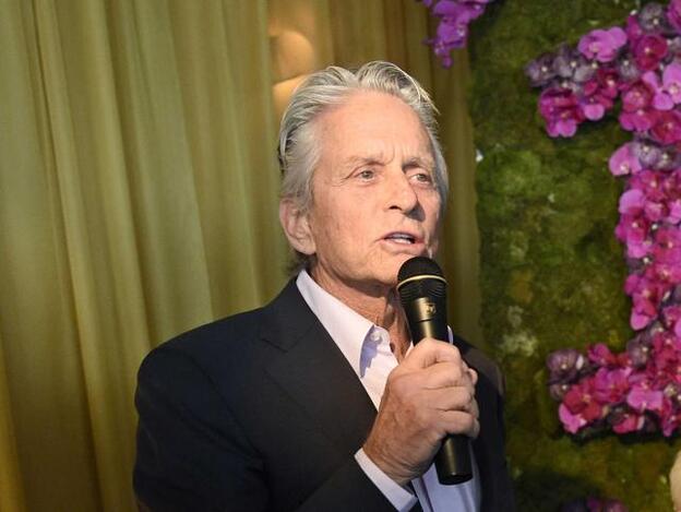Michael Douglas niega haberse masturbado delante de una escritora