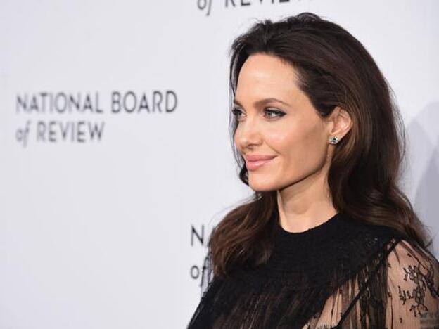 Angelina Jolie comparte 'look' negro y alfombra roja con sus hijos