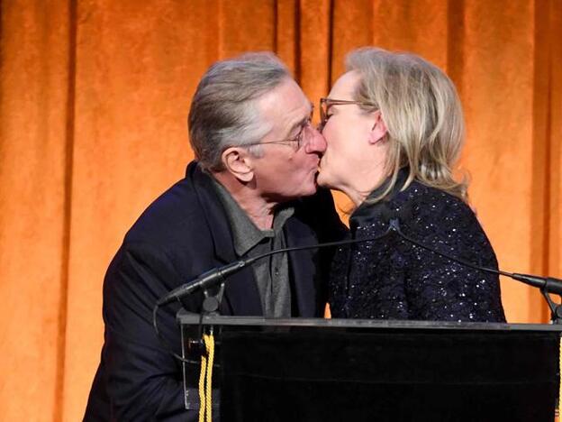 Momento del cariñoso beso de Meryl Streep a Robert De Niro./getty images.