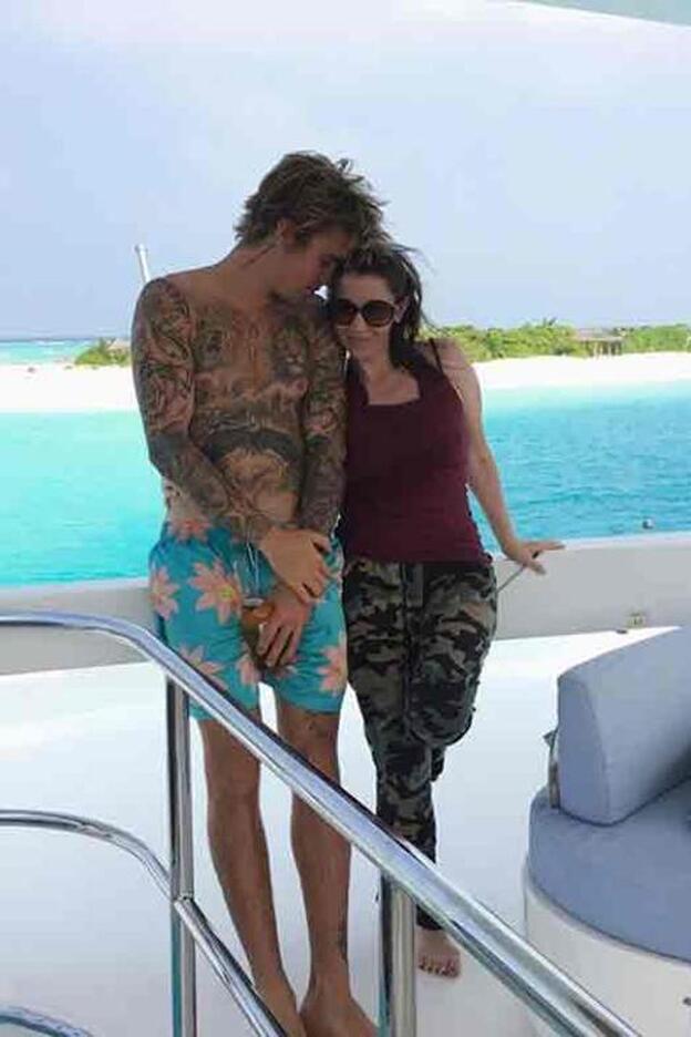 La madre de Justin Bieber le echa una mano con su suegra