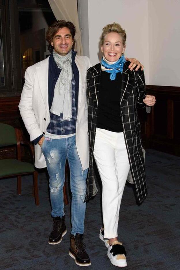 Sharon Stone y Angelo Boffa en el estreno de 'Mosaic'./gtres.