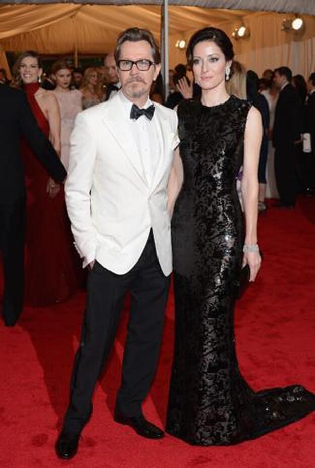 Gary Oldman junto a Alexandra Edenborough.