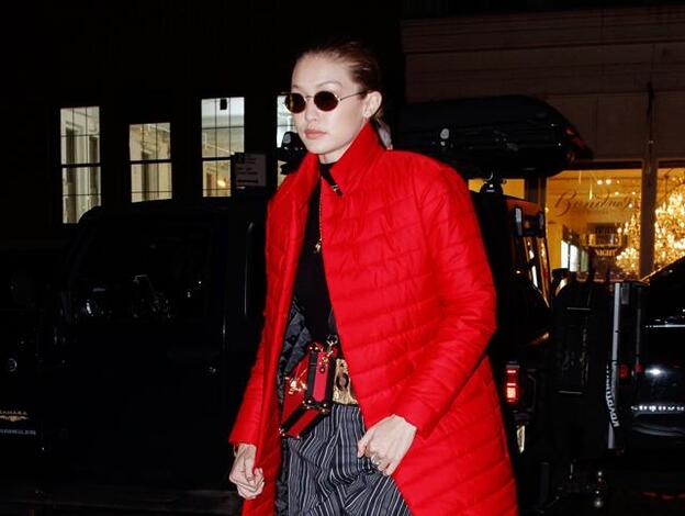 Gigi Hadid combina botines, culotte y plumífero en su ¿peor? look