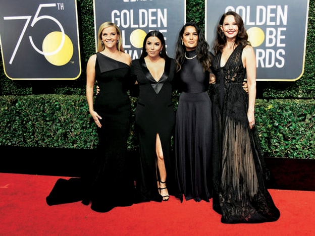 Reese Winterspoon, Eva Longoria, Salma Hayek y Ashley Judd, vestidas de negro en la gala de los Globos de Oro, como protesta contra el acoso./getty