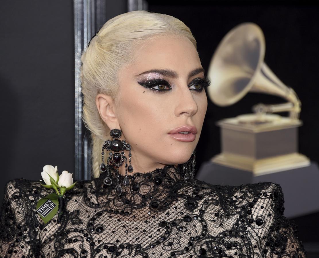 Premios Grammy 2018: los peinados y maquillajes de las famosas