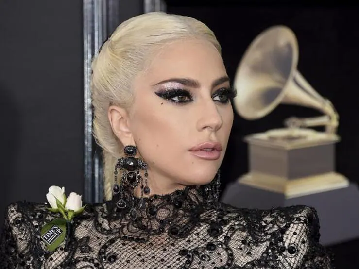Premios Grammy 2018: los peinados y maquillajes de las famosas