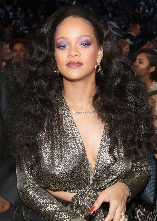 Los peinados y maquillajes de los Premios Grammy 2018: Rihanna