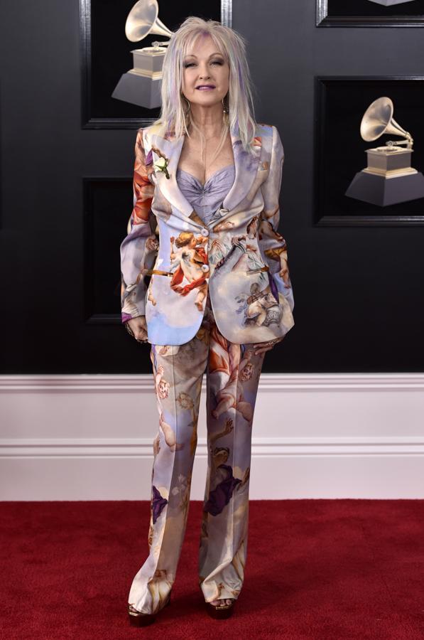 El look de Cindy Lauper en la alfombra roja de los Grammy 2018