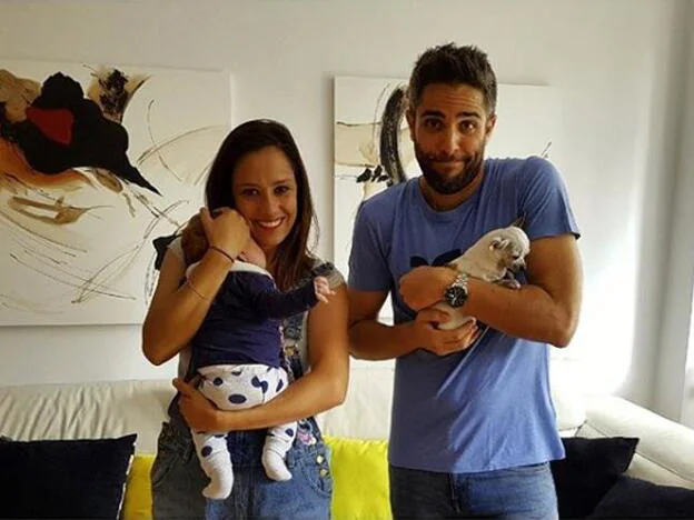 Roberto Leal y Sara Rubio posan con su hija Lola y su perrita Pepa./Instagram