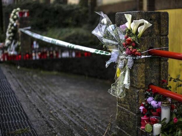 Velas y flores en memoria de Diana Quer./gtres