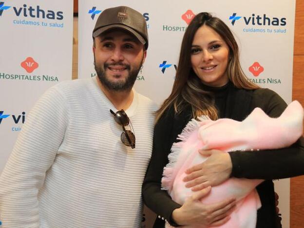 Kiko Rivera e Irene Rosales posan ante la prensa a la salida del hospital con Carlota