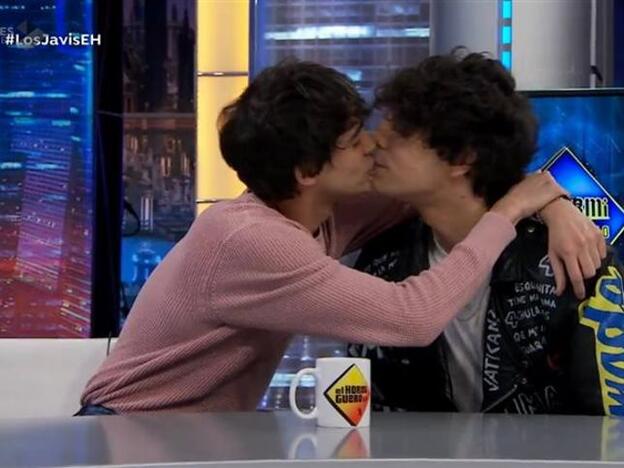 El beso de Los Javis imitando a Alfred y Amaia